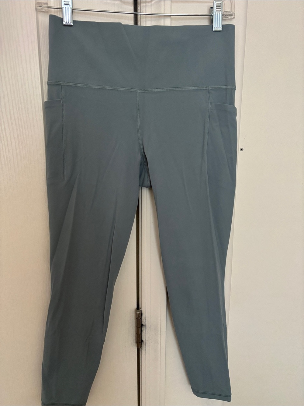 High-Waist Women's Capri Leggings in Dusty Slate